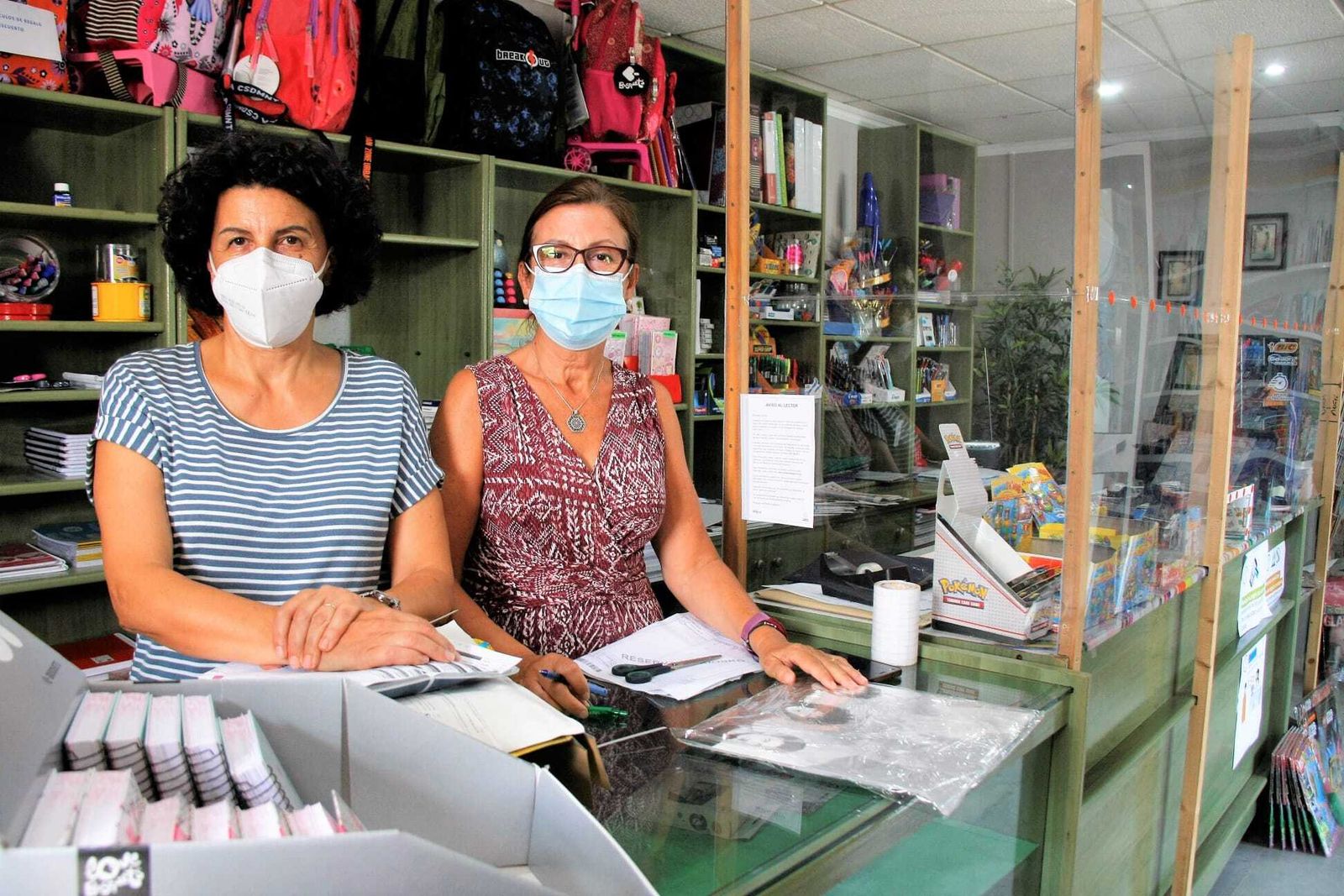 Las propietarias de la papelería Acanto, de Fuentebravía, en el interior de la tienda.