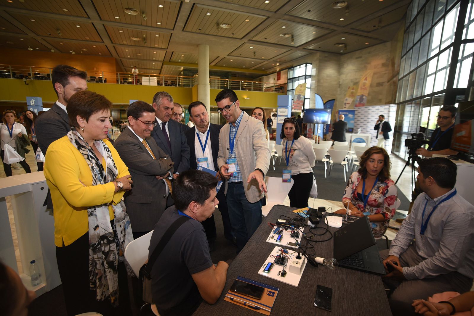 1. Las autoridades presentes en las jornadas que se celebran en el Palacio de Congresos asisten a una simulación 2. Javier Carnero prueba el uso de un robot.