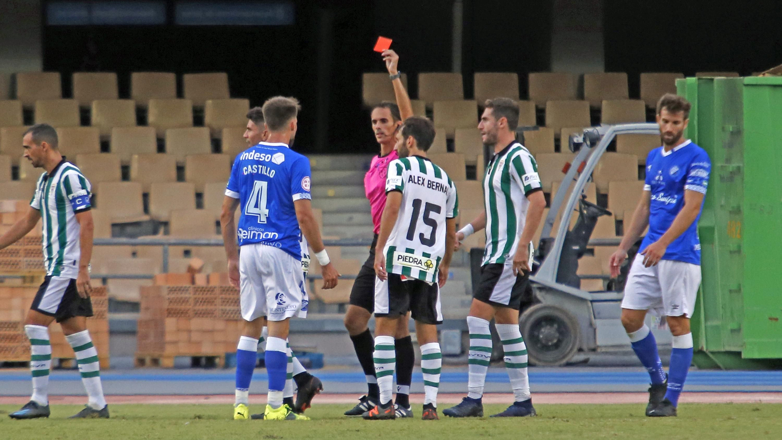 Manu Castillo, en el momento de ver la tarjeta roja directa ante el Córdoba.