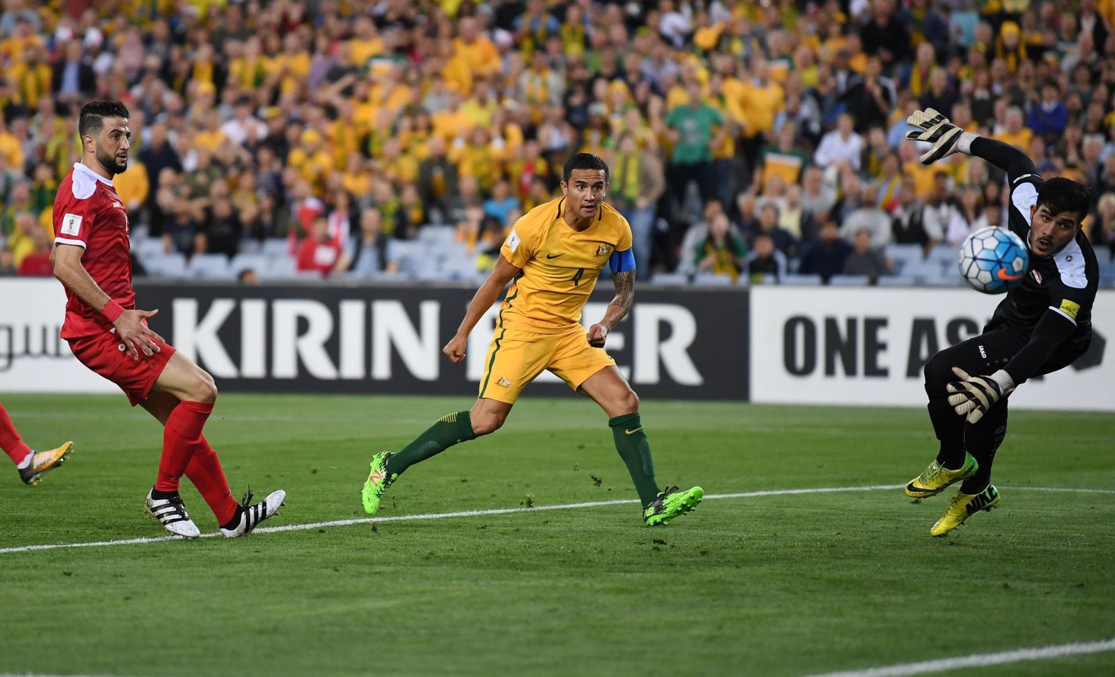 El veterano delantero y capitán australiano Cahill hace uno de sus dos goles a Siria en Sidney.