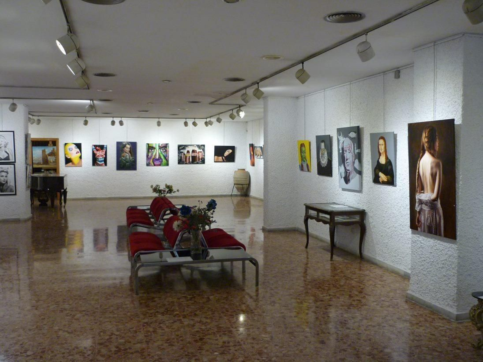 Panorámica de la galería Argar con la exposición ‘Luz y color’.