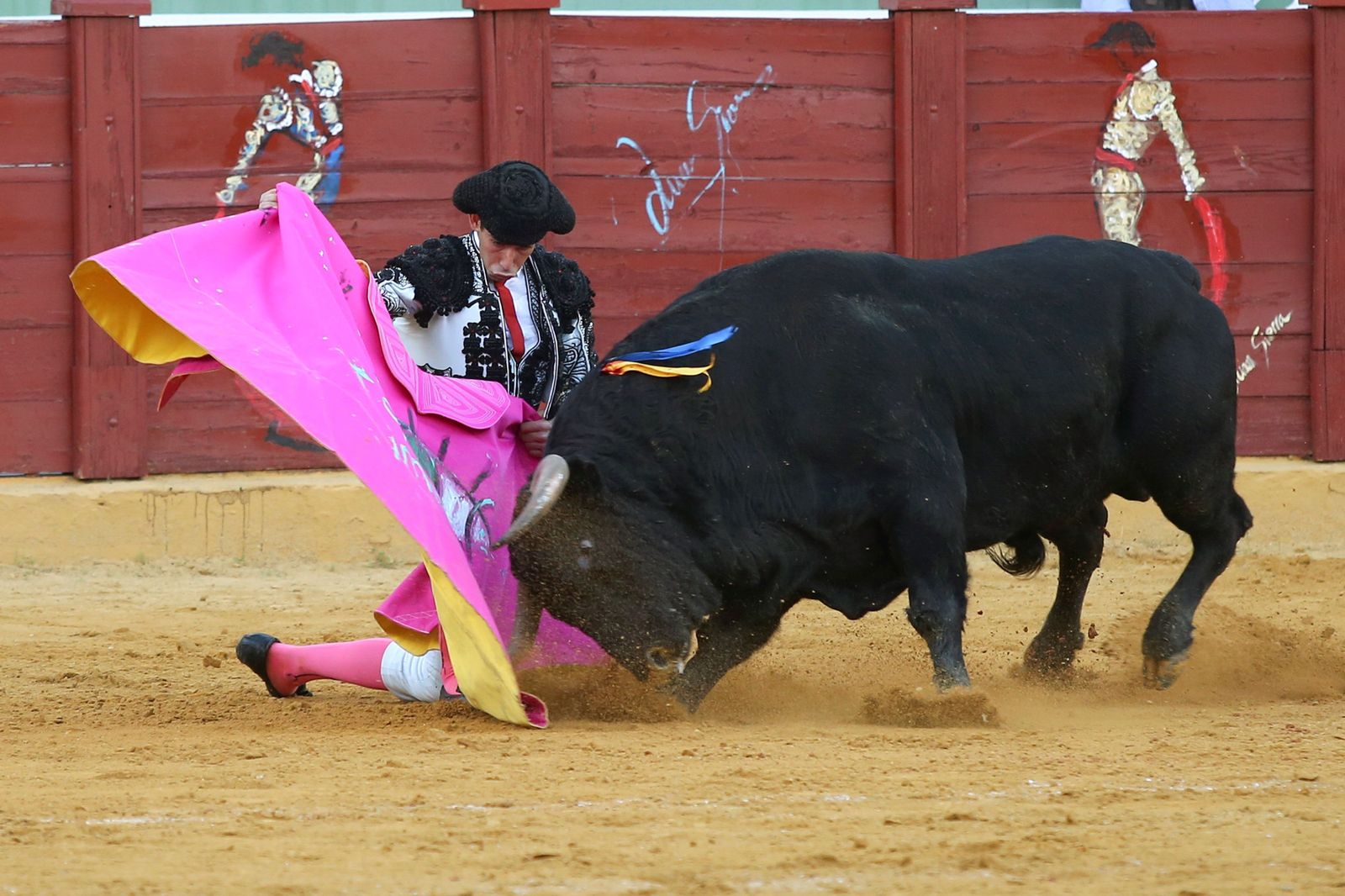 Saúl Jiménez Fortes toreando con su original capote picassiano.