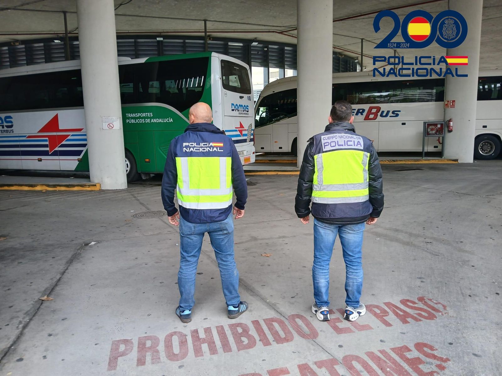 Dos agentes de la Policía Nacional en la estación de autobuses de Huelva.