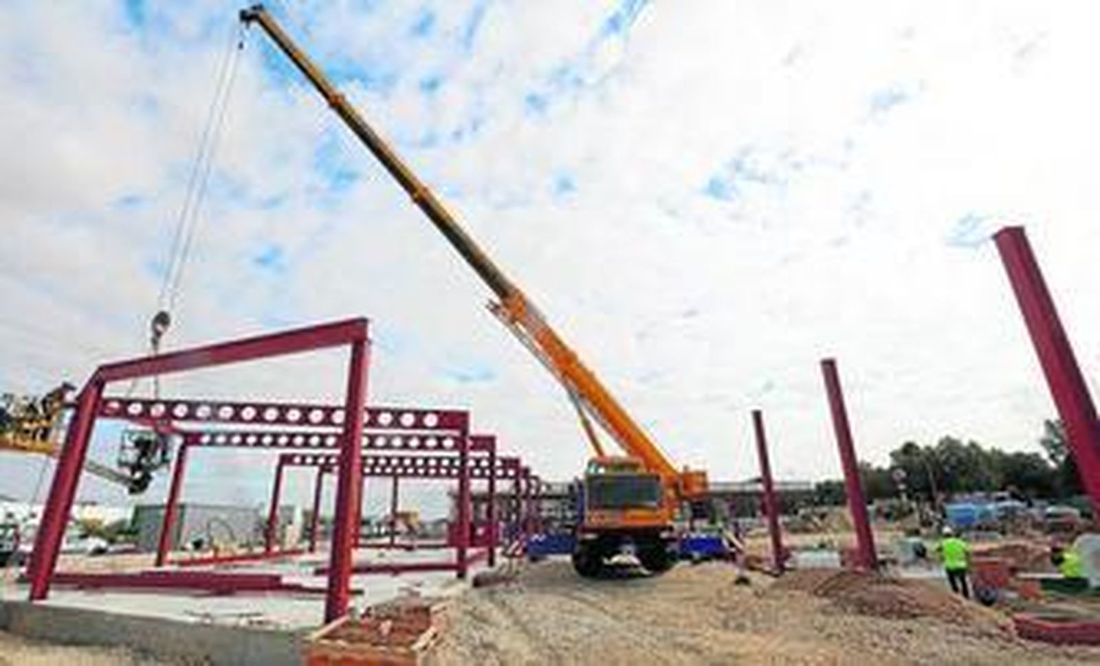 Trabajos que se llevaban a cabo ayer en la parcela donde está prevista la apertura del nuevo parque comercial.