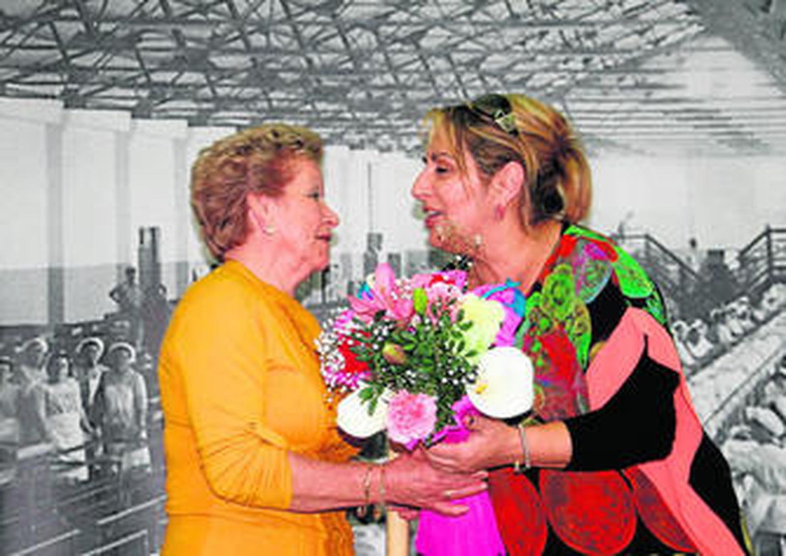 Margarita Pacheco recibe un ramo de flores durante el homenaje.