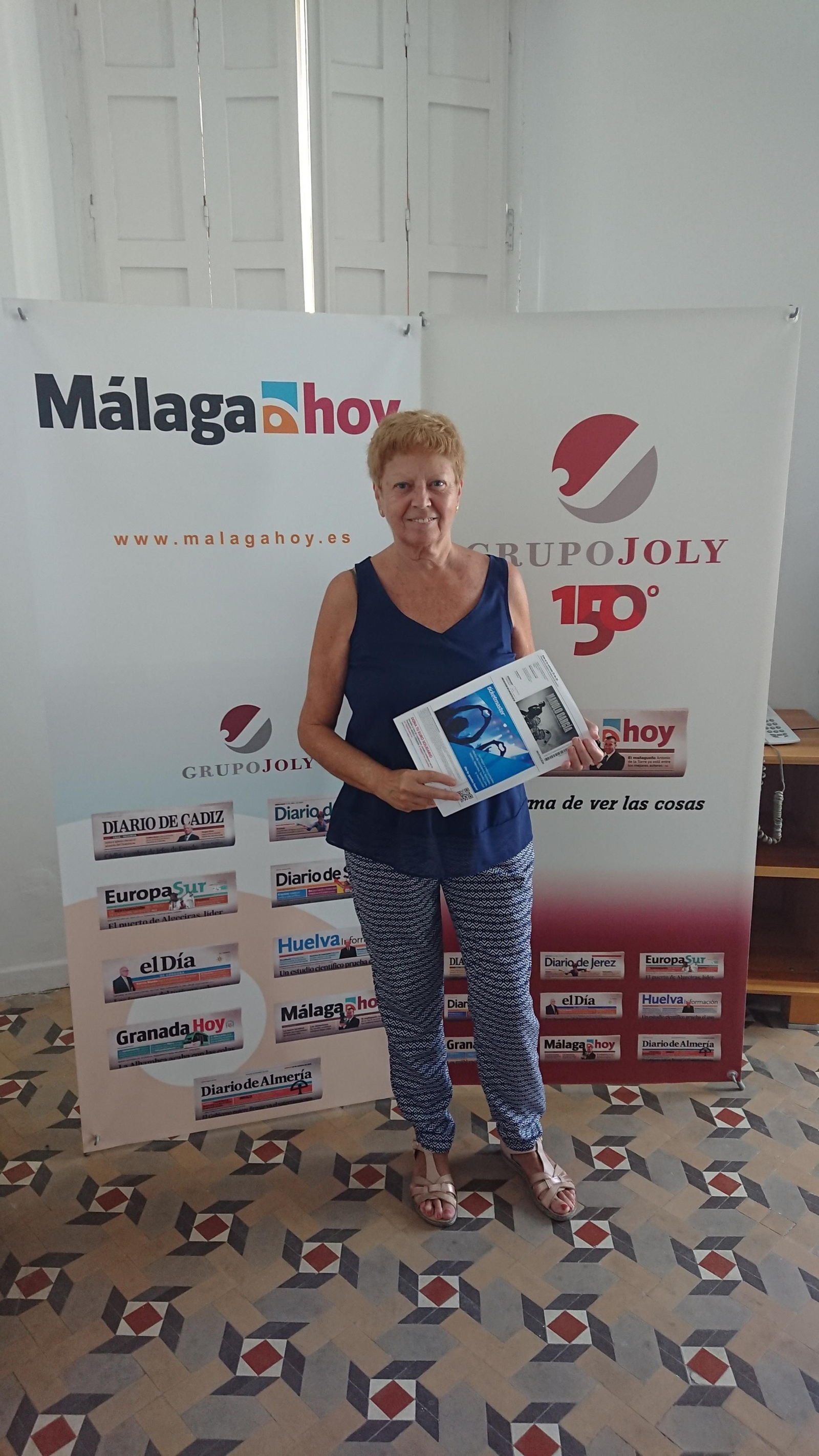 Isabel Cherino, una de las ganadoras, recogiendo sus entradas para el concierto.