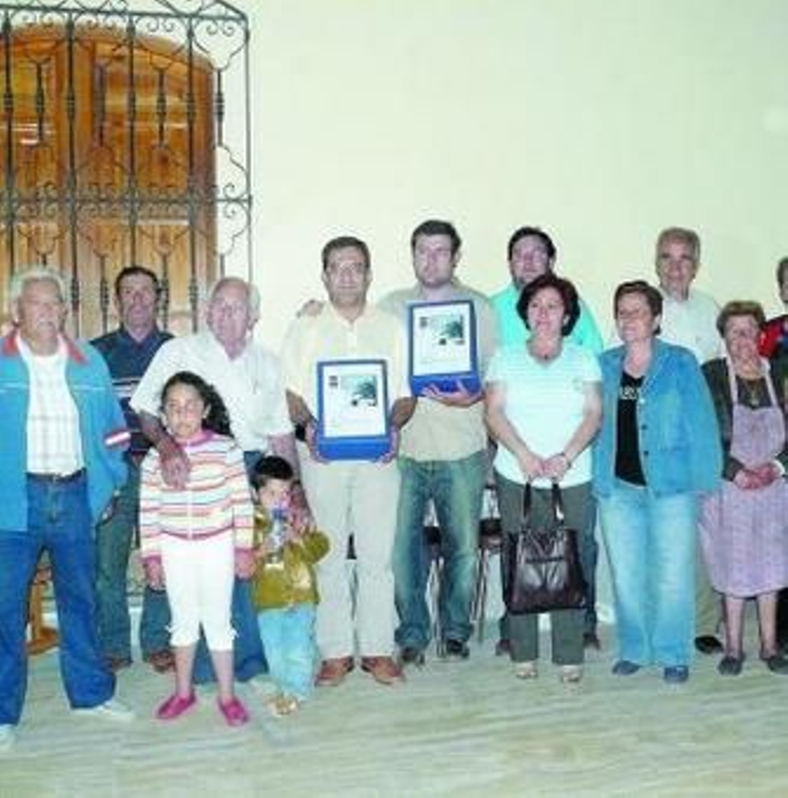 Los vecinos muestran el proyecto elaborado.
