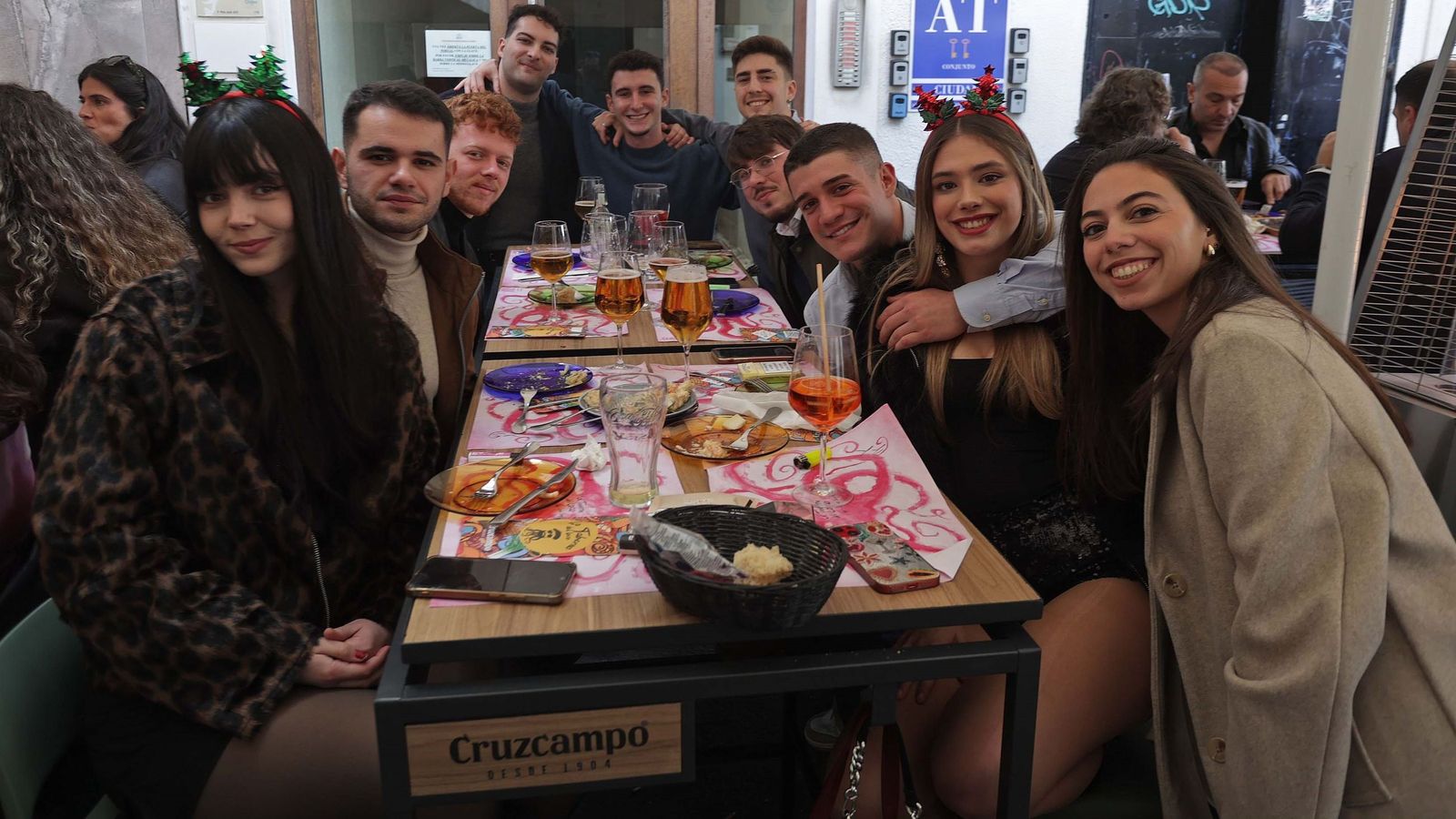 Ambiente de tardebuena en el centro de Algeciras, con bares llenos desde primera hora de la tarde.