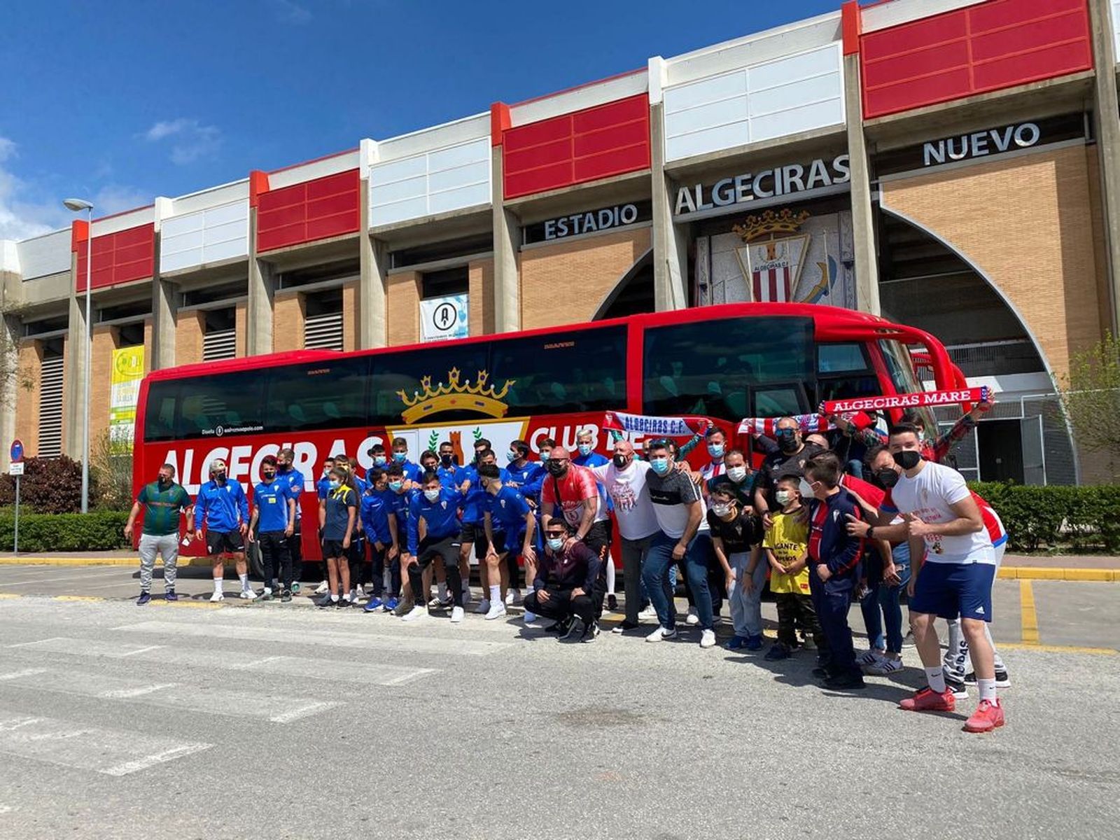 Jugadores y excursionistas de la peña Guapitakitos del Algeciras CF, antes de uno de los viajes de liga