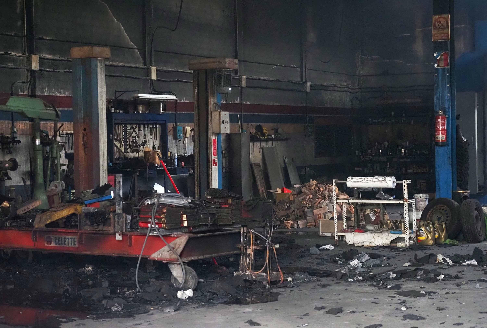 Así han quedado las naves industriales del polígono pesquero de Isla Cristina tras el incendio Así han quedado las naves industriales del polígono pesquero de Isla Cristina tras el incendio