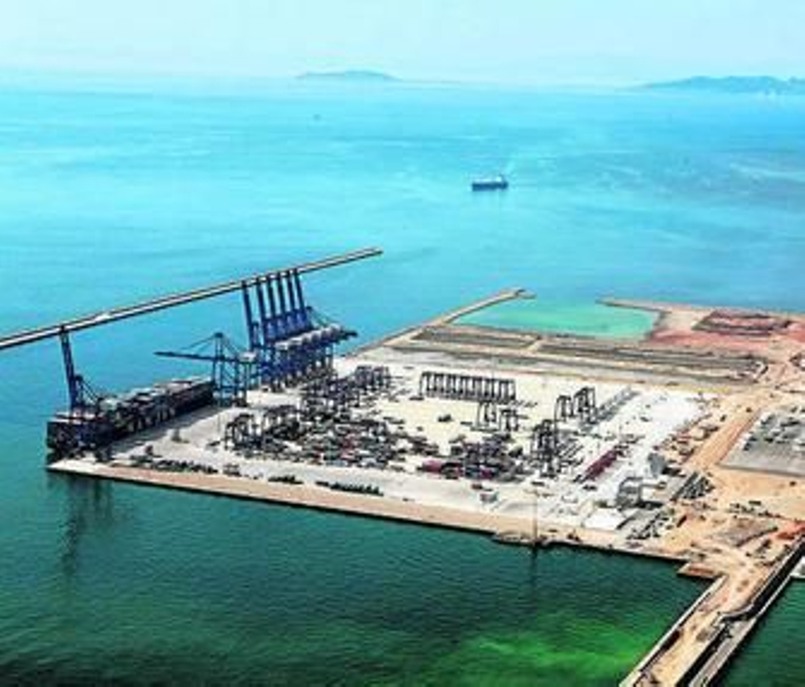 Imagen aérea de la nueva terminal de TTIA de Algeciras.