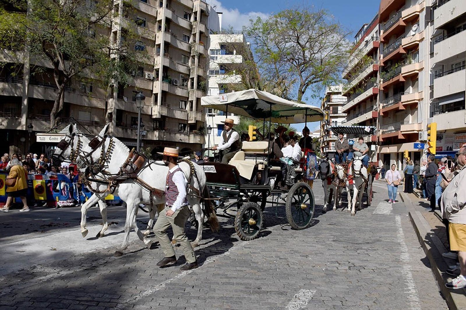 Imágenes de los peregrinos de la Hermandad de Emigrantes en su salida por las calles de Huelva