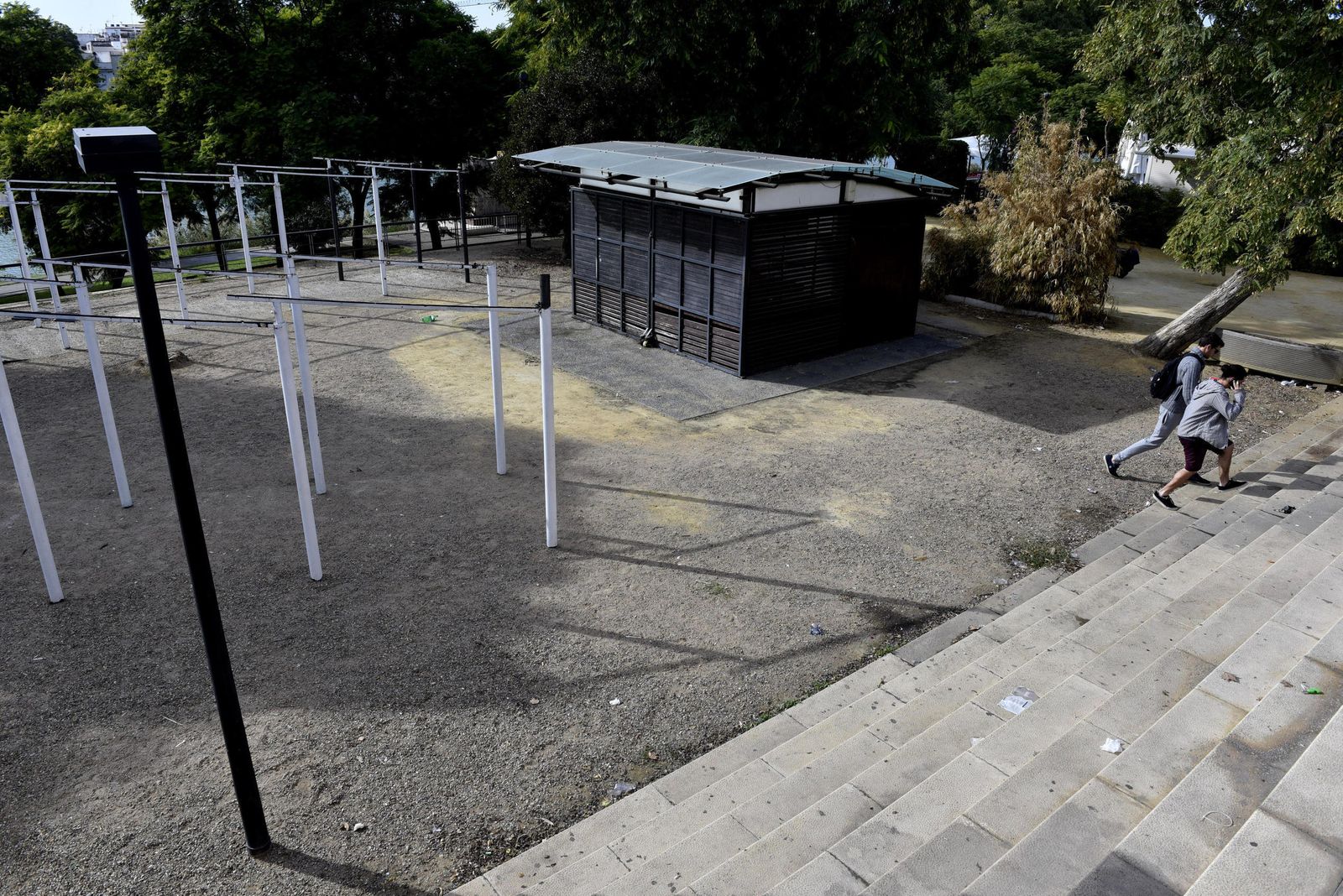 Esta zona entre el Puente de Triana y el Mercado del Barranco se encuentra en mal estado de conservación.