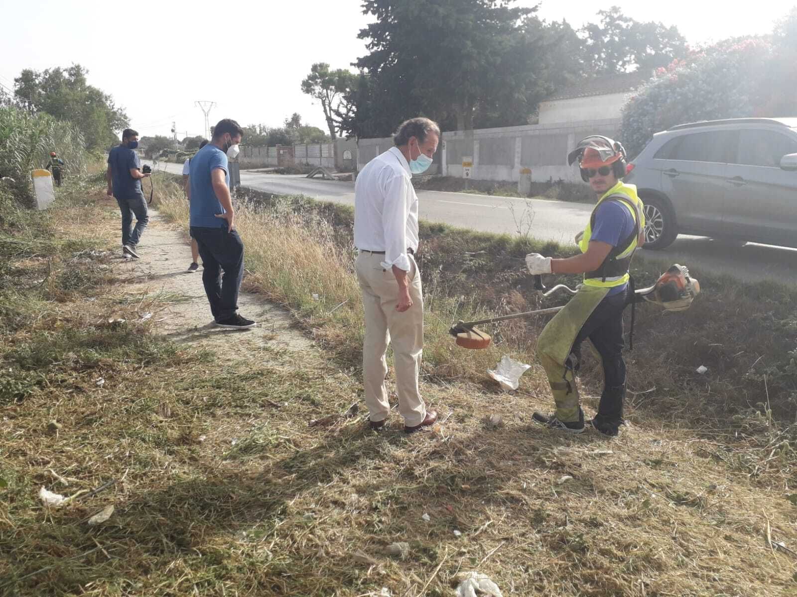 Visita  este lunes del alcalde y el delegado de Medio Ambiente a los trabajadores del plan de empleo.