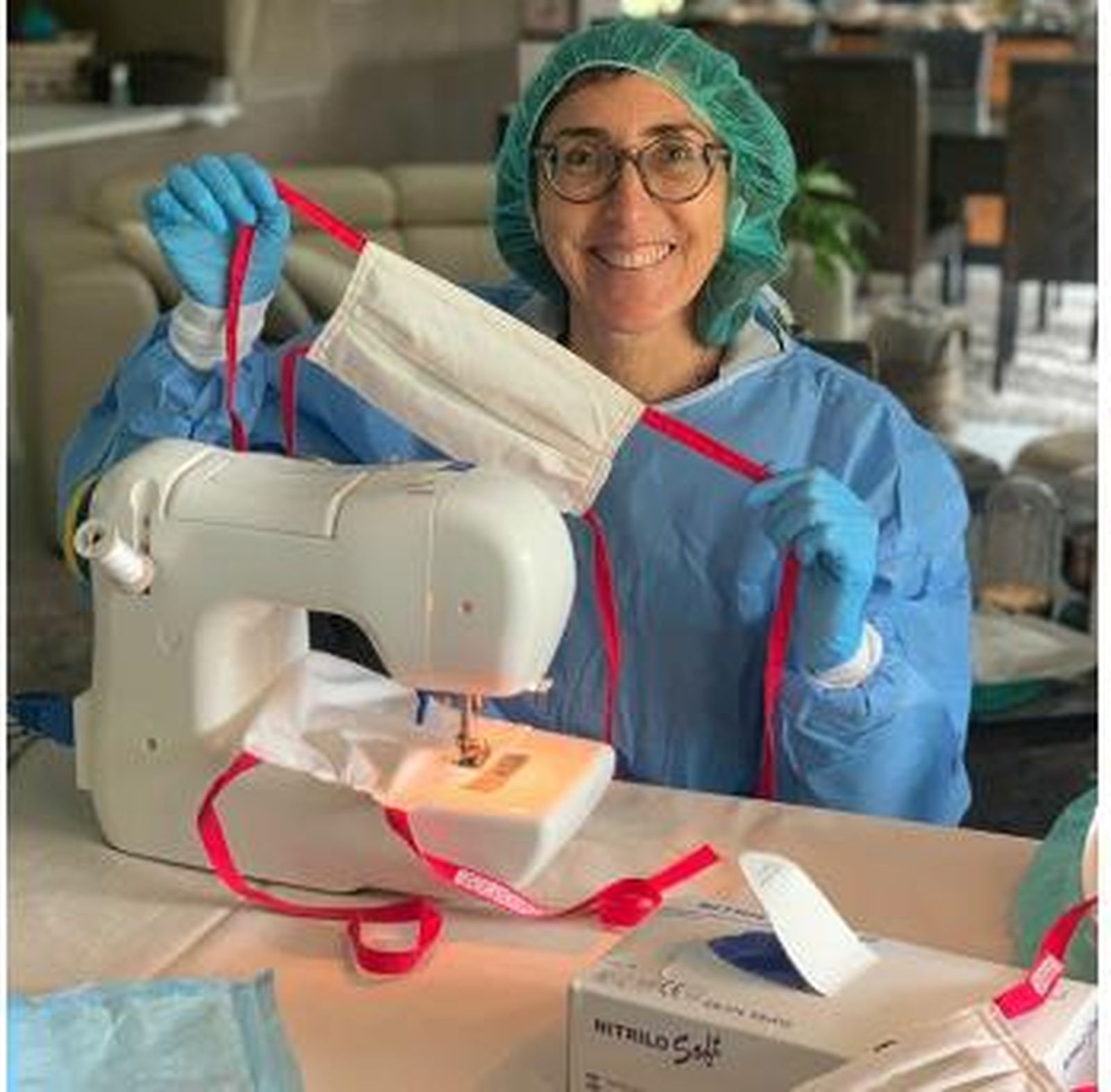 Paz Padilla confeccionando una mascarilla