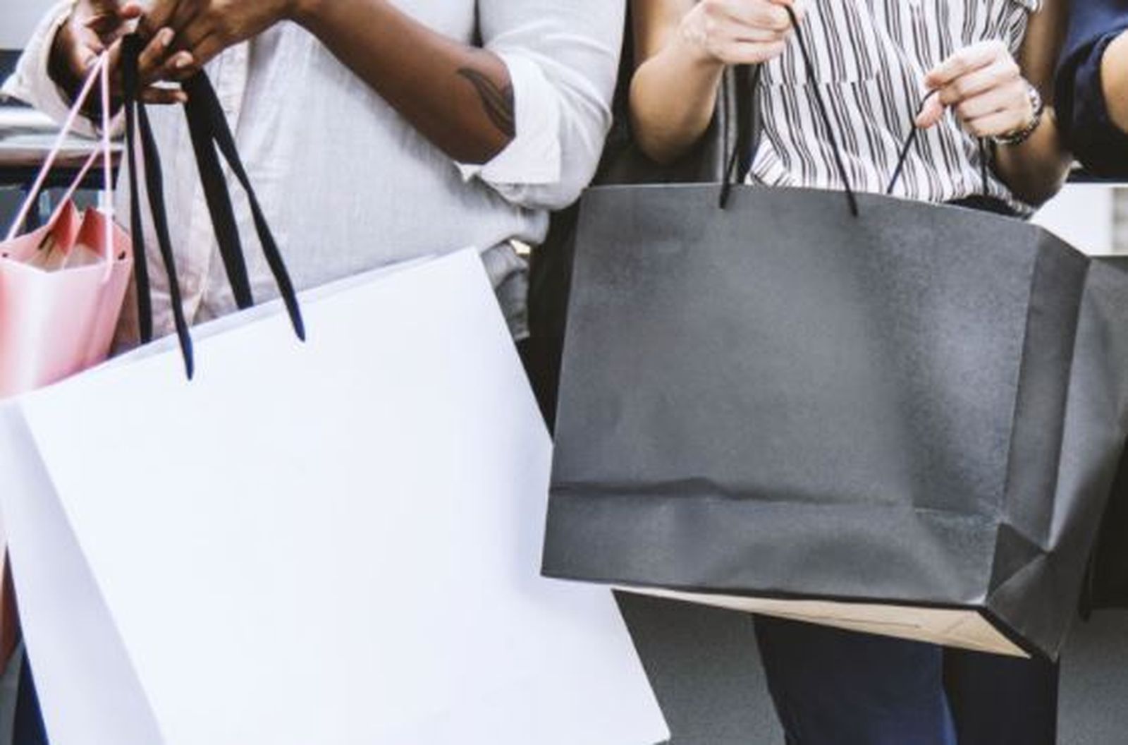 Dos personas con bolsas de la compra.