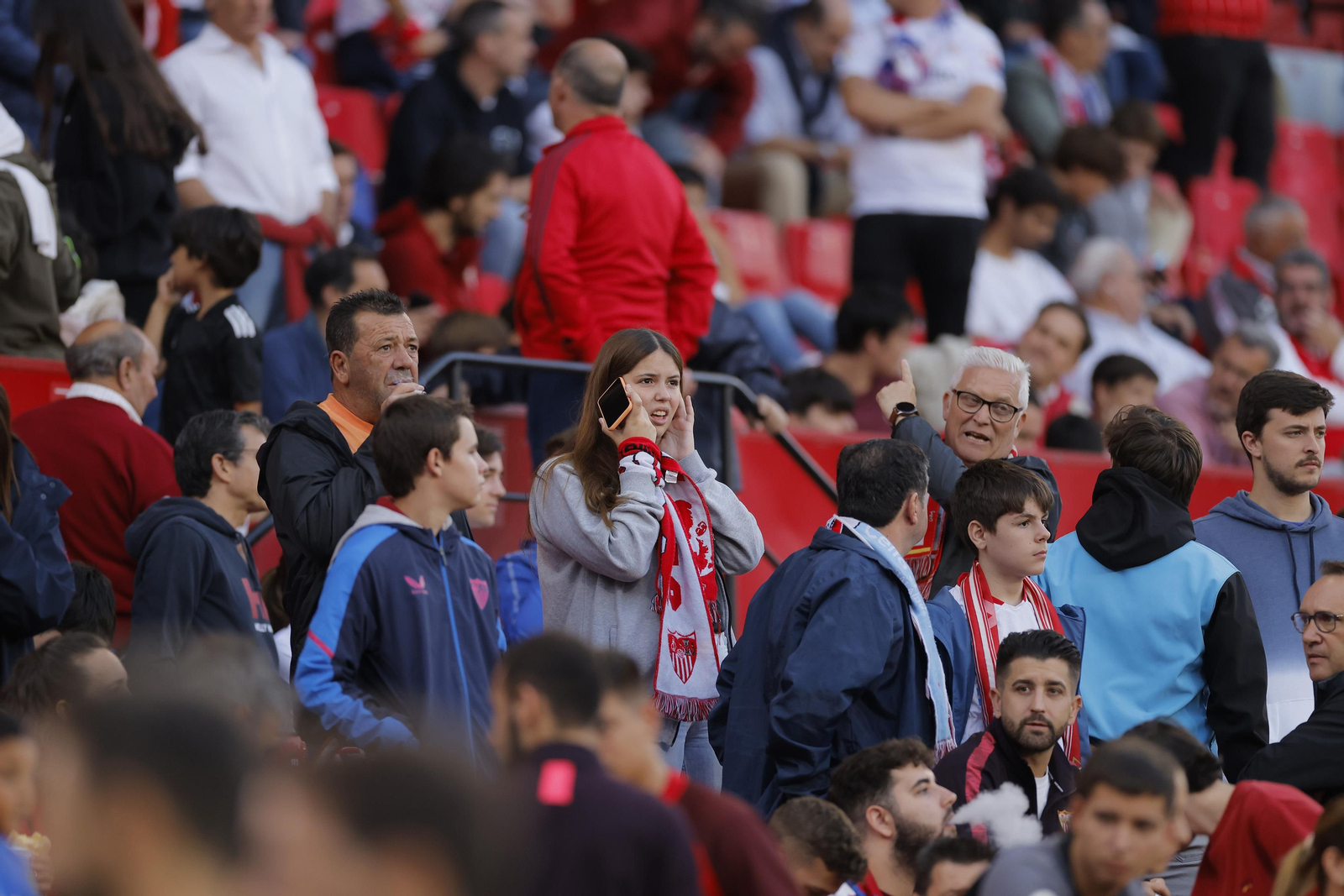 Búscate en las fotos del Sevilla-Betis