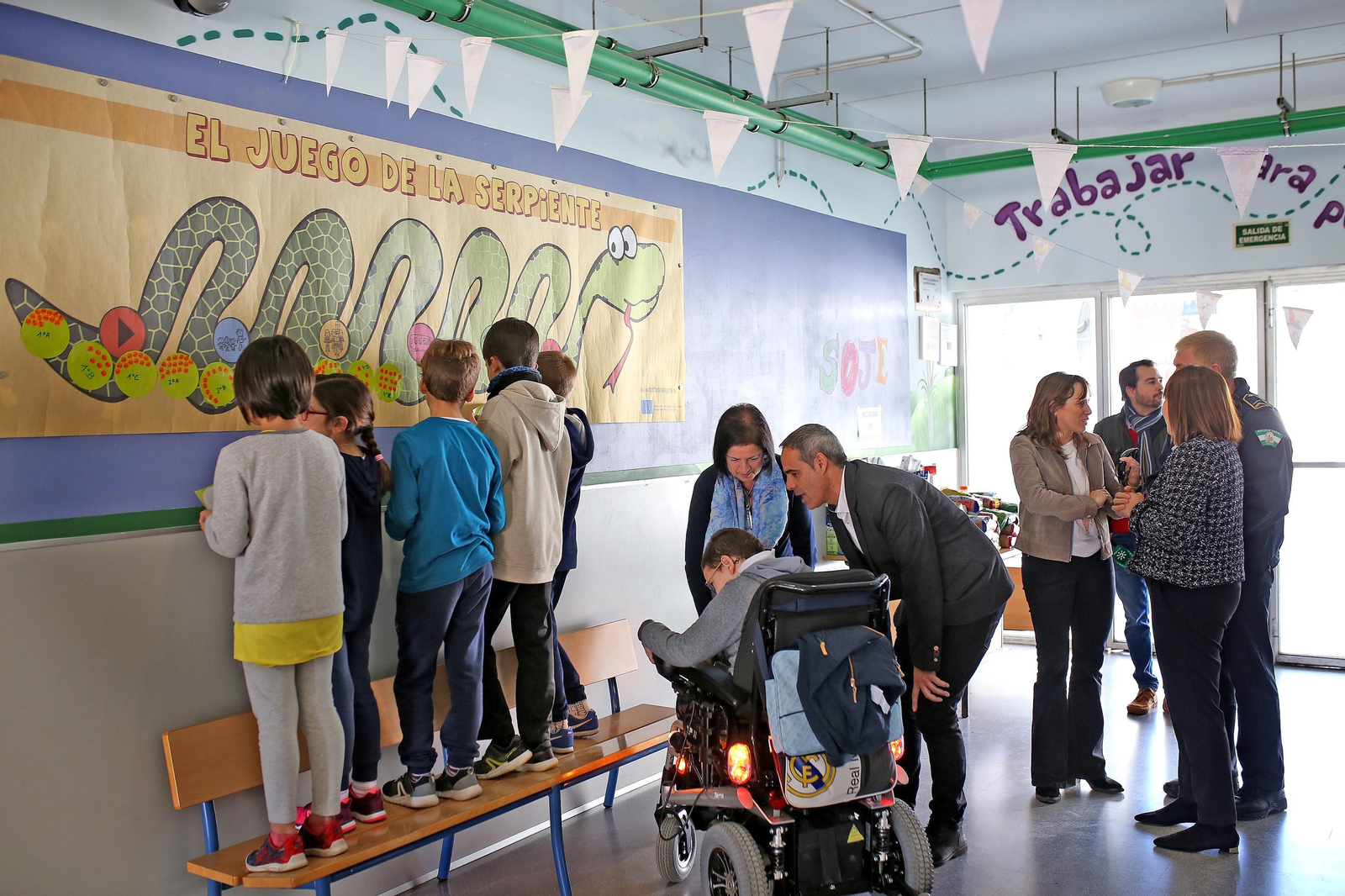 Presentación de la actividad de la DGT en el CEIP La Marquesa para fomentar la movilidad sostenible, ayer. Presentación de la actividad de la DGT en el CEIP La Marquesa para fomentar la movilidad sostenible, ayer.