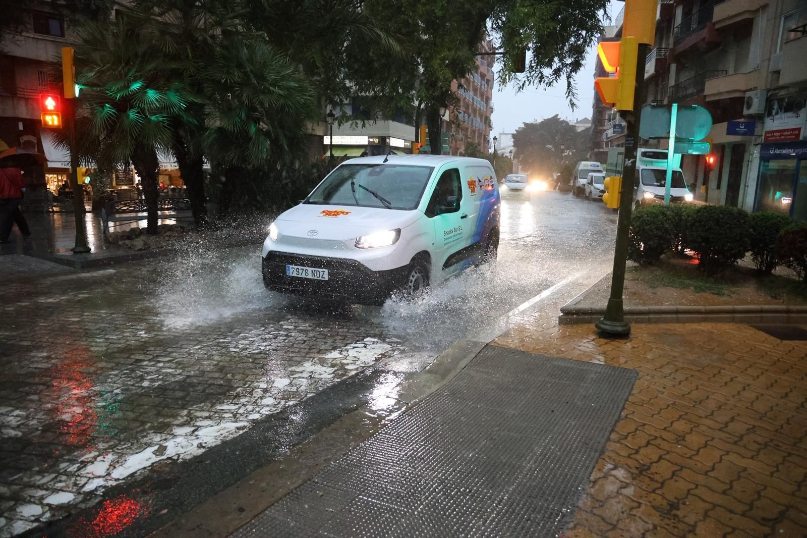 Las mejores imágenes del paso del fuerte temporal de lluvias, tormenta y rachas de viento por Huelva capital este miércoles