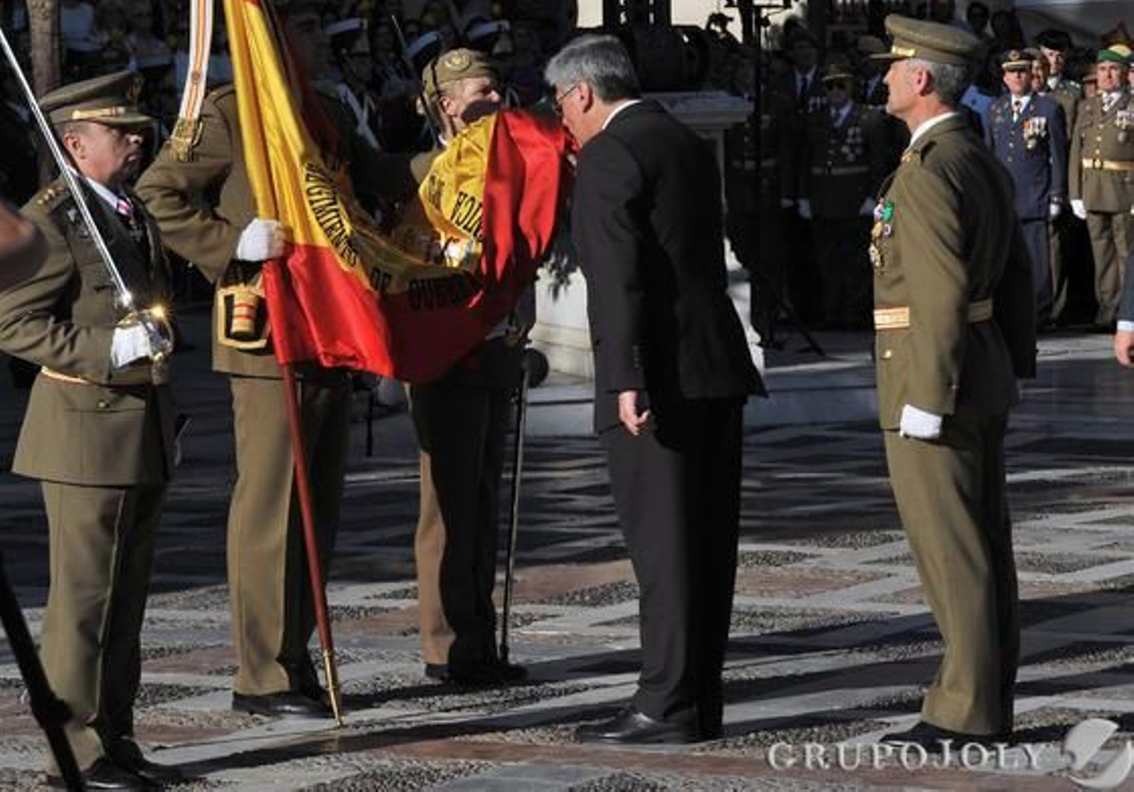 Las imágenes de la jura de bandera y el desfile militar del Día de San Fernando