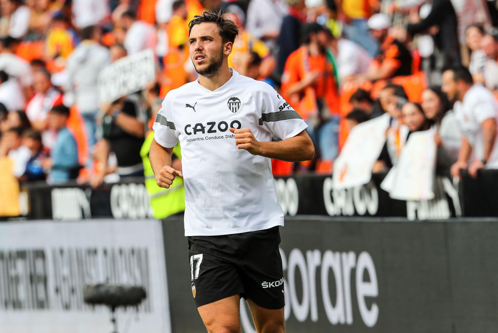 Nico González realiza ejercicios de calentamiento antes del inicio de un encuentro de la pasada temporada con el Valencia en Mestalla.