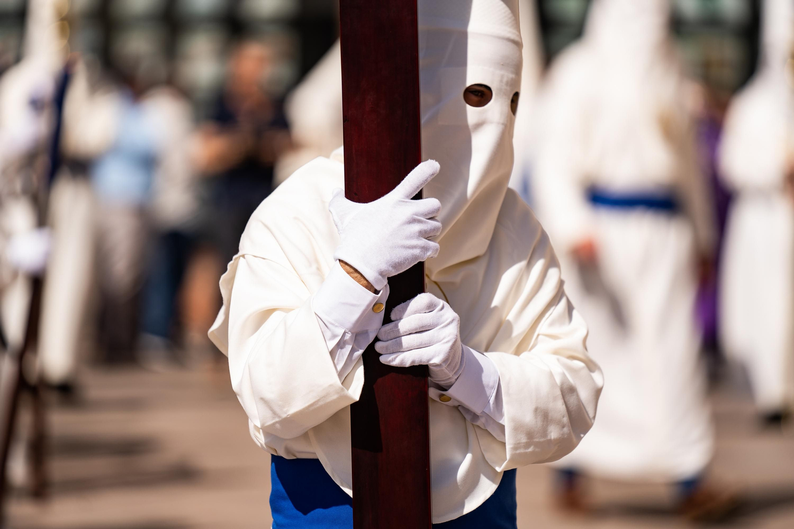 Jueves Santo en Lucena: La procesión de Jesús de la Caridad, en imágenes