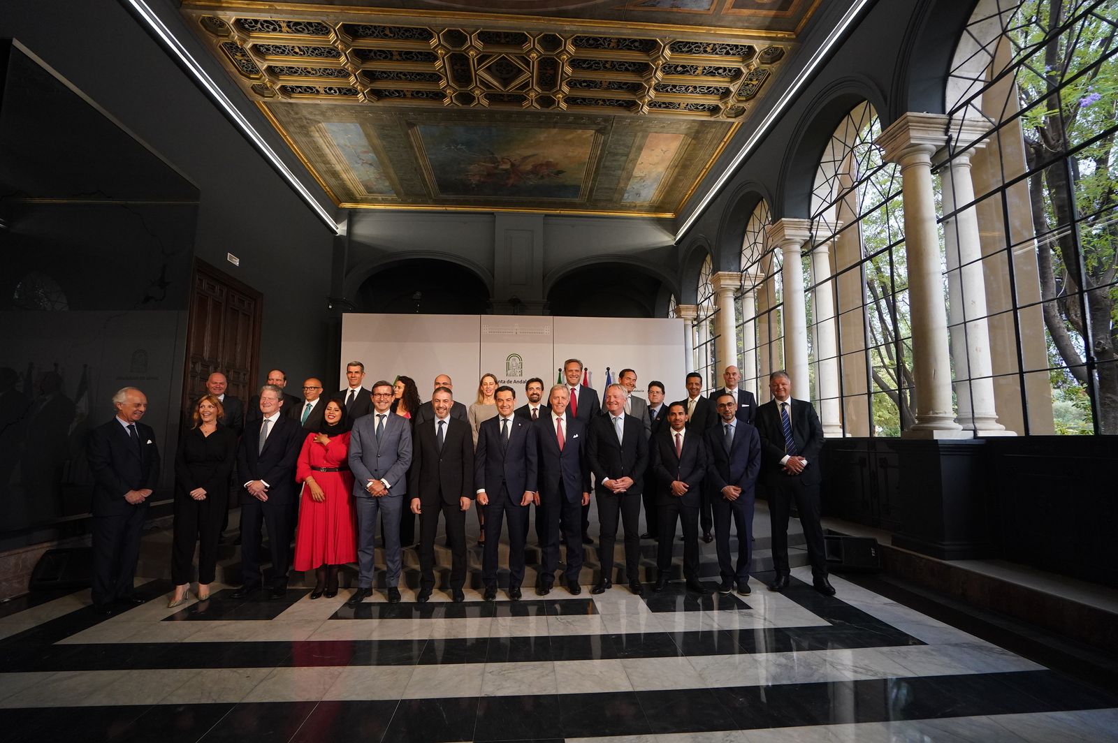 Juanma Moreno, con el Consejo de Administración y el Comité de Dirección de Cepsa.