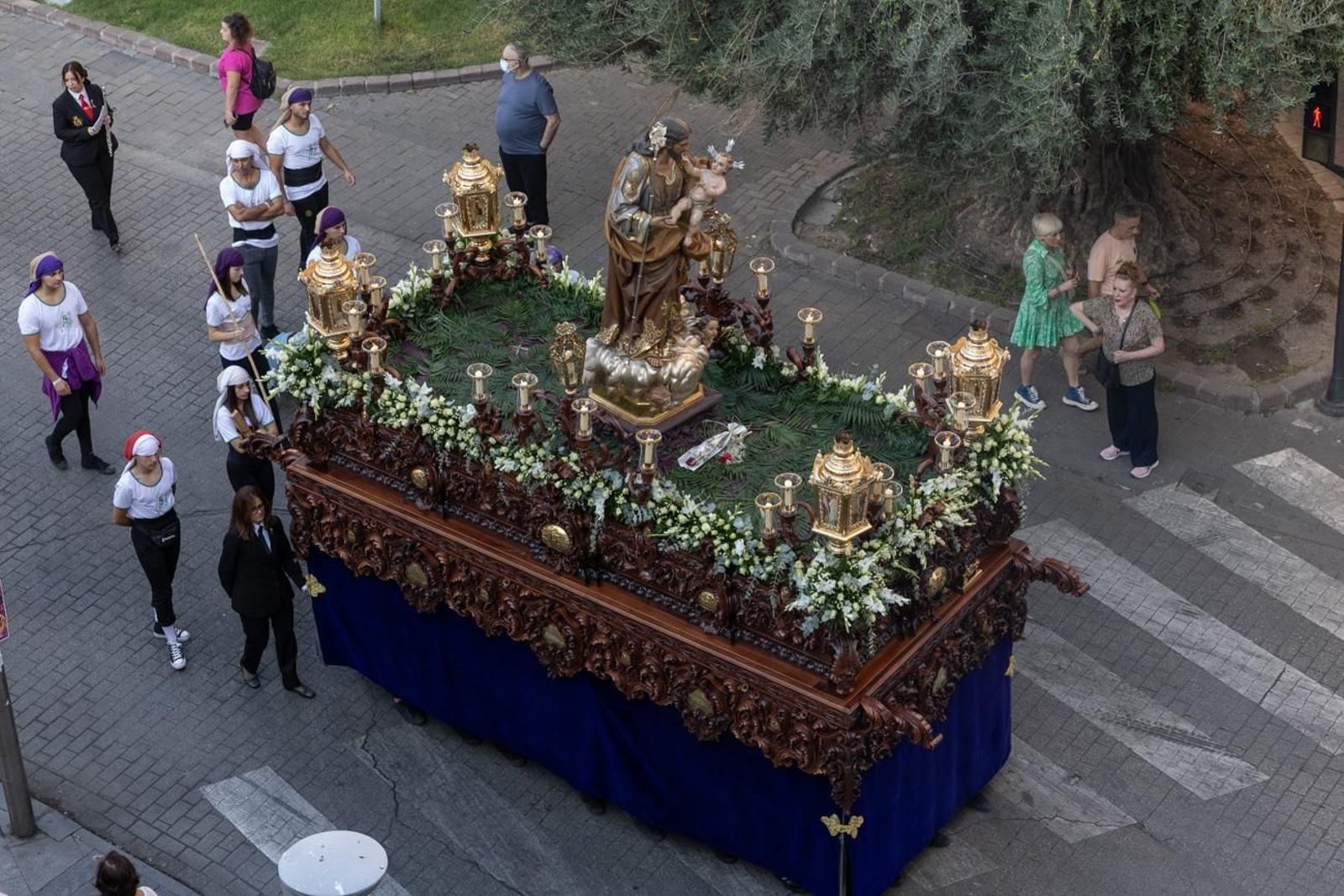 Un Jaén repleto de fieles acompañan los traslados de las veinte imágenes de la Magna (II)