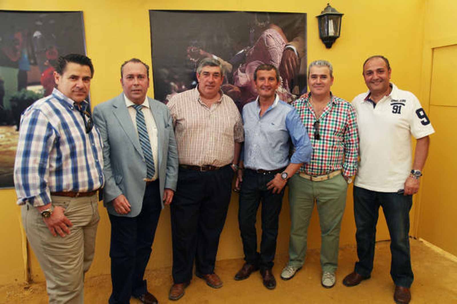 Atanasio Ruiz, Pedro Ruiz y Luis Pérez, de Cerámica La Ballena, posan junto a Pedro Robles de Colorker y Benjamín Sánchez. 

Foto: Vanesa Lobo
