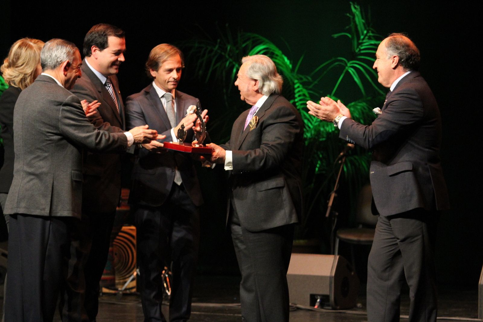 Manuel Morao, en el centro de la imagen, recibiendo la Palma de Plata de manos de Vargas, Pintor, Puerto, Cabrera y Landaluce.