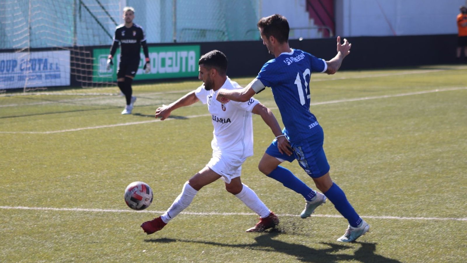 Bello presiona a Benji, lateral derecho ceutí.