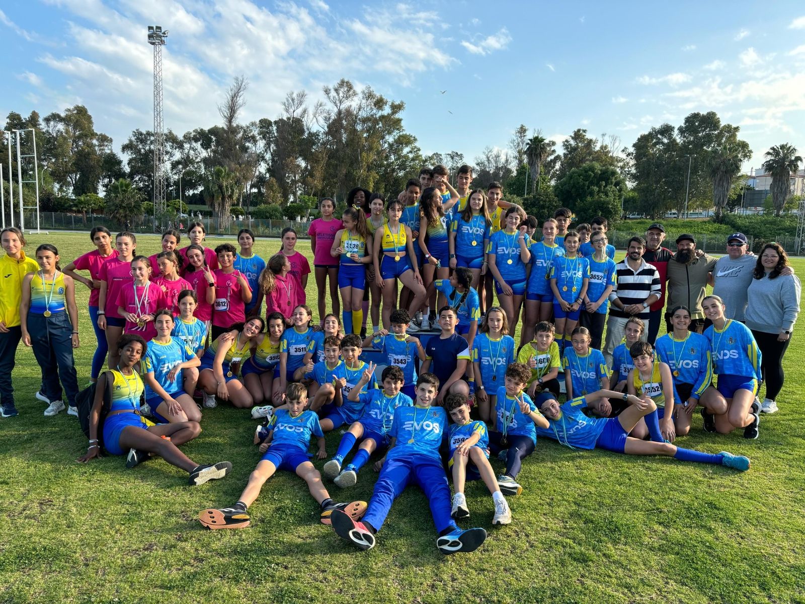 Atletas participantes en los Juegos Municipales de Atletismo de Algeciras.