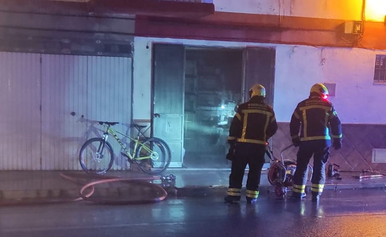 Bomberos, durante las tareas de extinción del fuego en el incendio declarado en San Fernando
