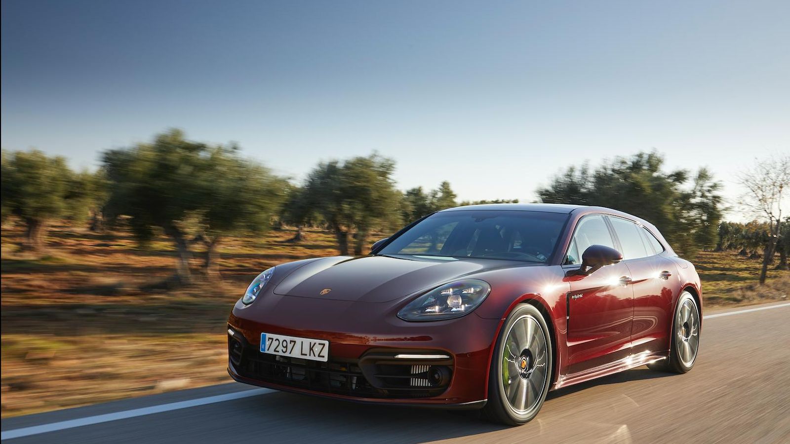 El Porsche Panamera 4S E-Hybrid no es ningún peso ligero, pero es capaz de acelerar casi en tiempos de un GTS: de 0 a 100 km/h en 3,7 segundos.