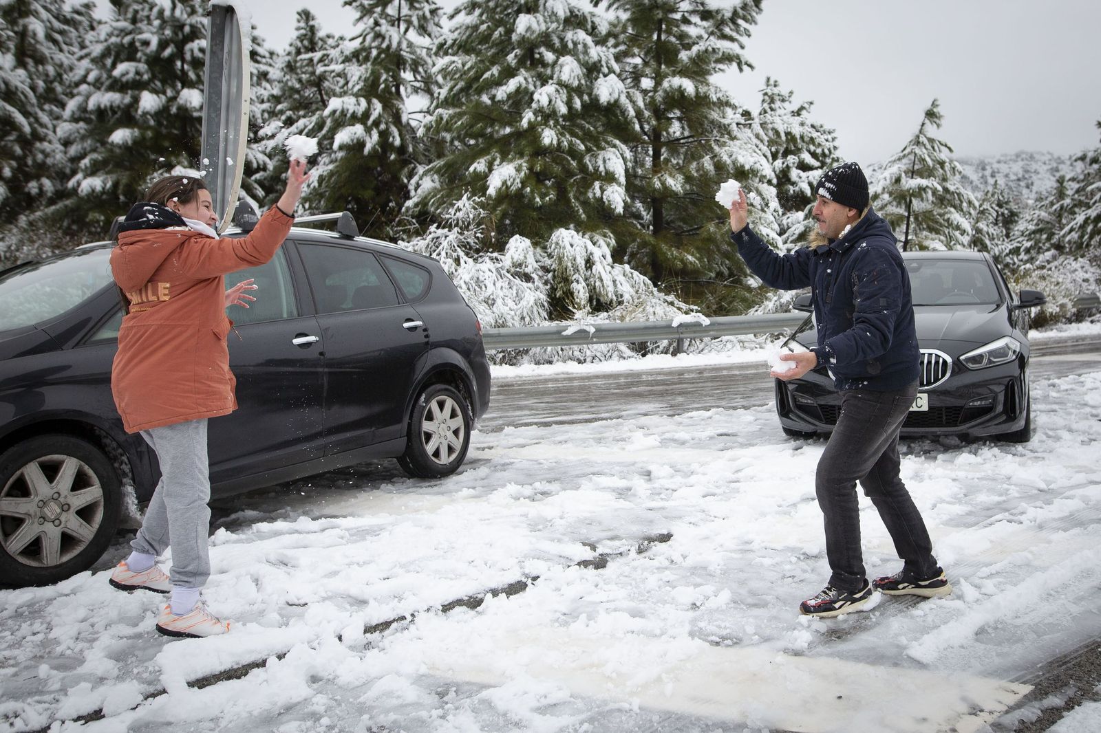 Las imágenes de la nevada sorpresa caída este lunes en Granada