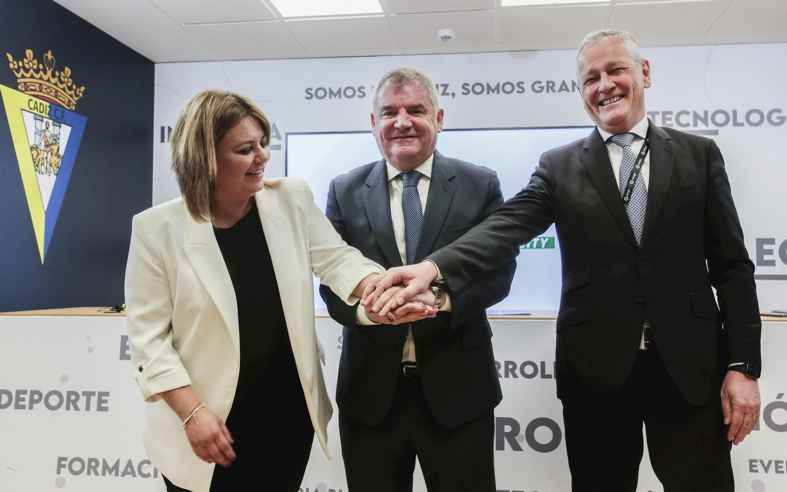 Elena Amaya, Manuel Vizcaíno y Ricardo Gómez, durante la presentación del proyecto en Delphi.