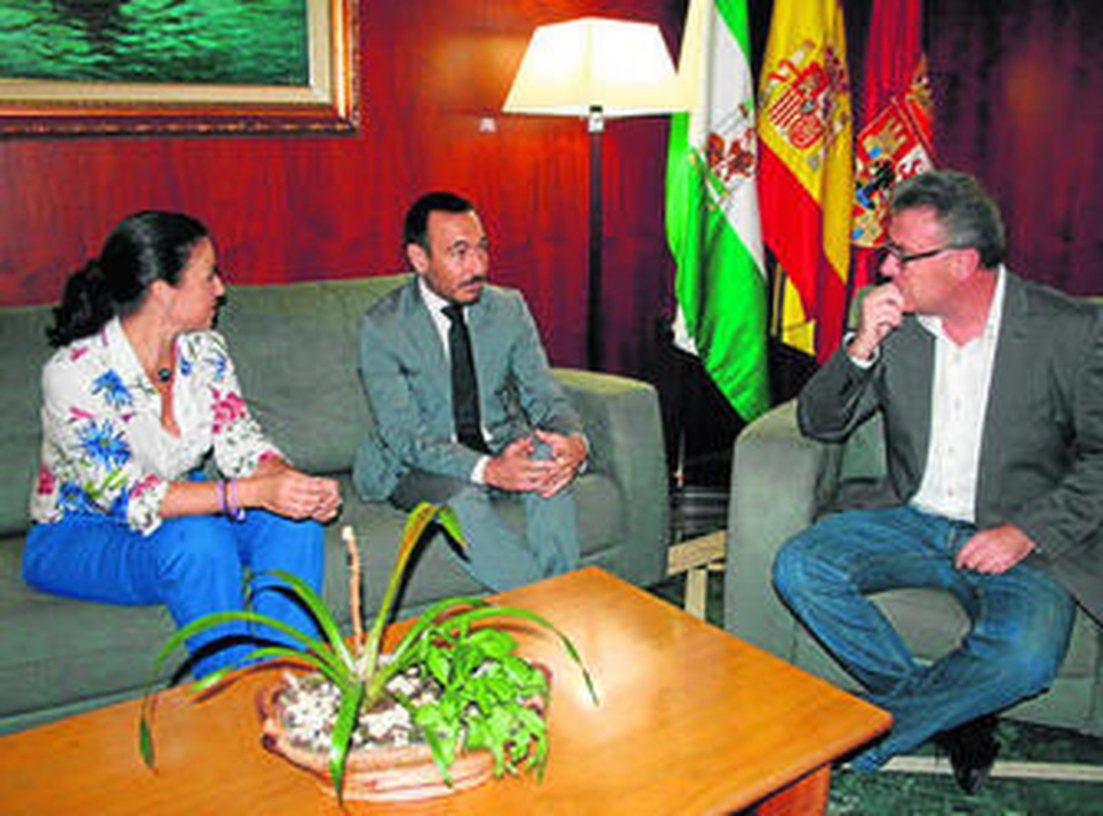 López Gil (c.) y Peinado ayer en la primera visita del delegado de la Junta al Ayuntamiento de la Villa.