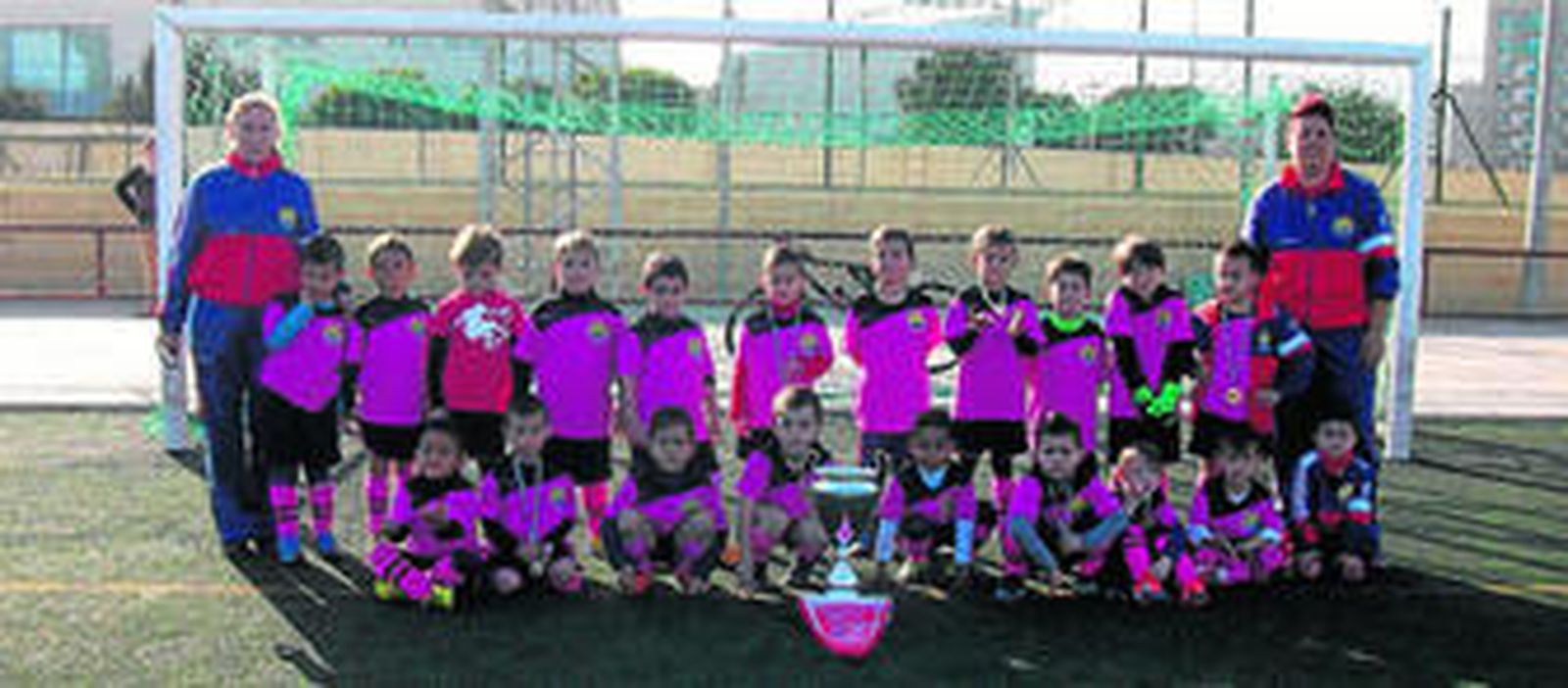 La plantilla del equipo bebé del Zapillo Atlético posa para Diario de Almería en el campo Rafael Andújar junto al reciente trofeo logrado en tierras malagueñas.
