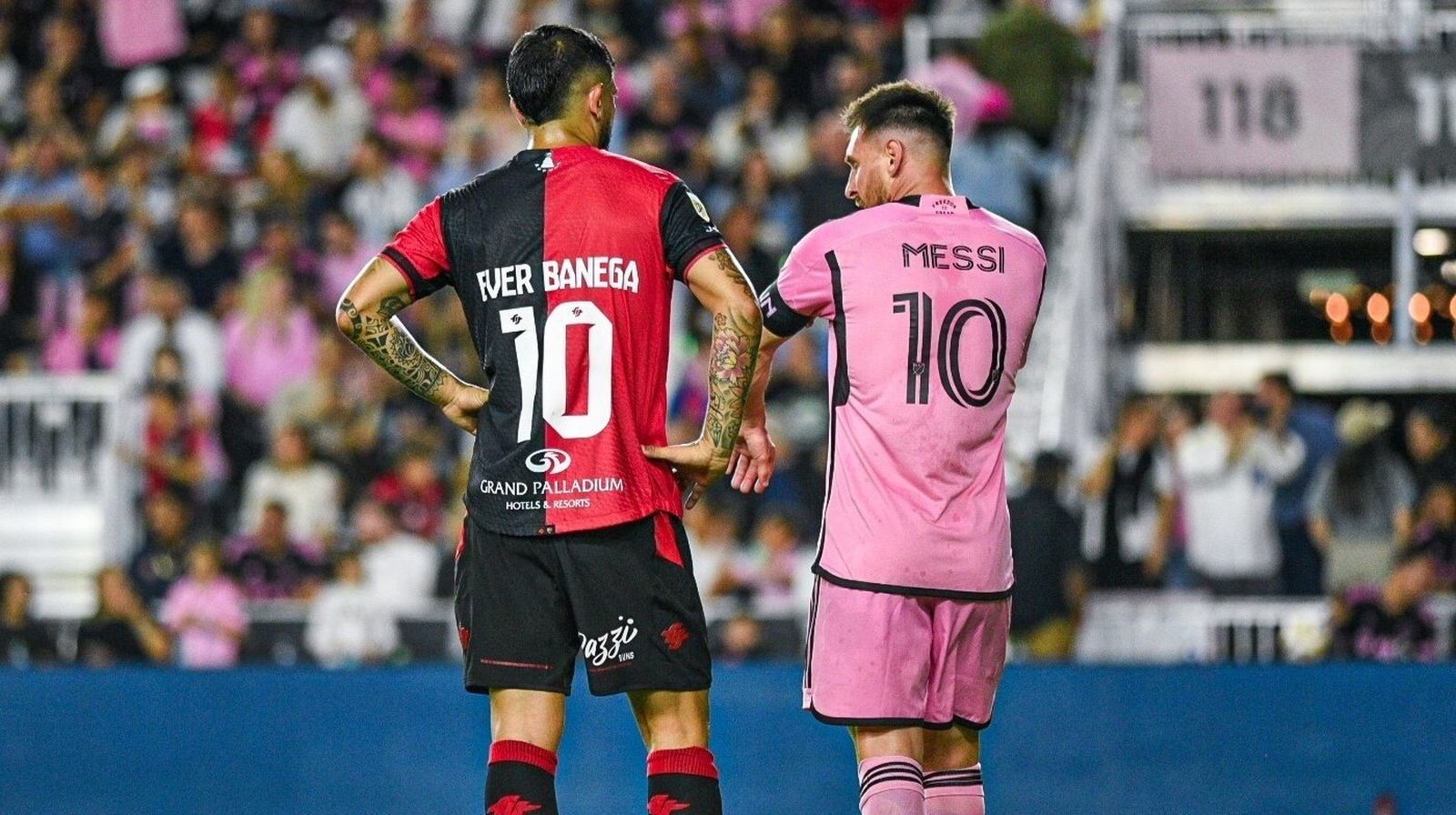 Éver Banega y Leo Messi durante el amistoso entre Newell's e Inter de Miami