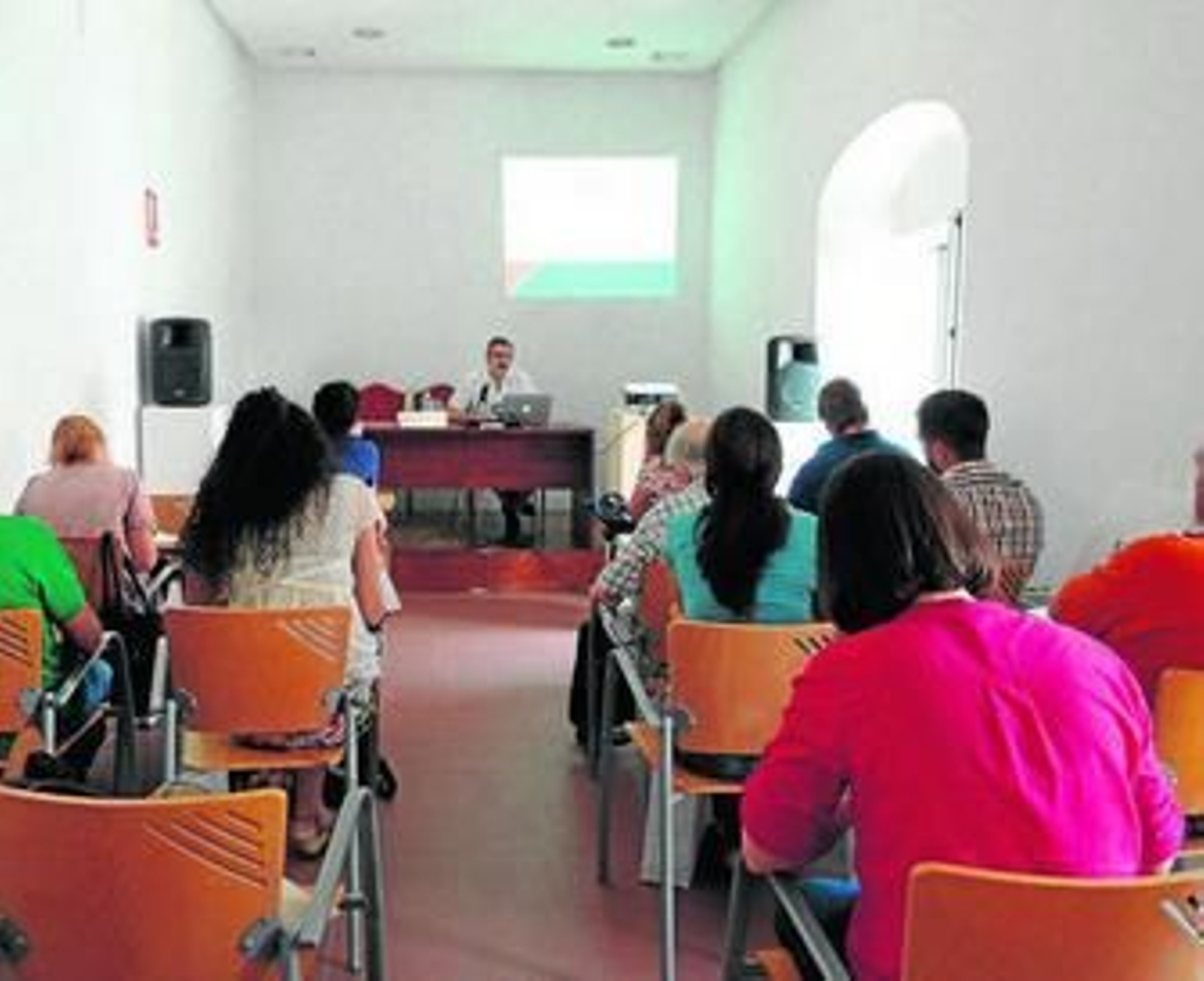 Los alumnos del seminario atienden a Francisco Piniella, ayer.