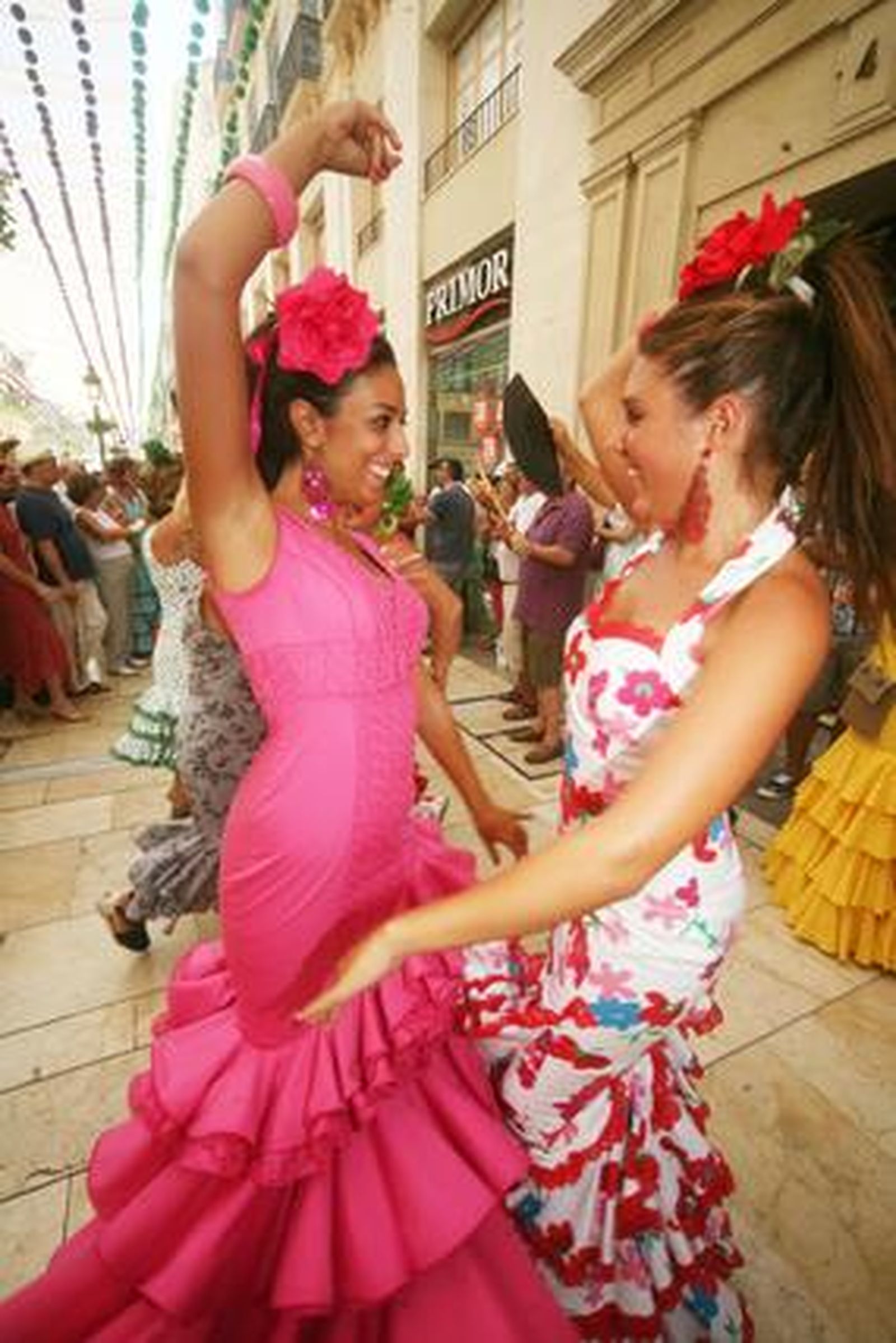 Dos jóvenes bailando sevillanas en la Calle Larios.

Foto: PUNTO PRESS