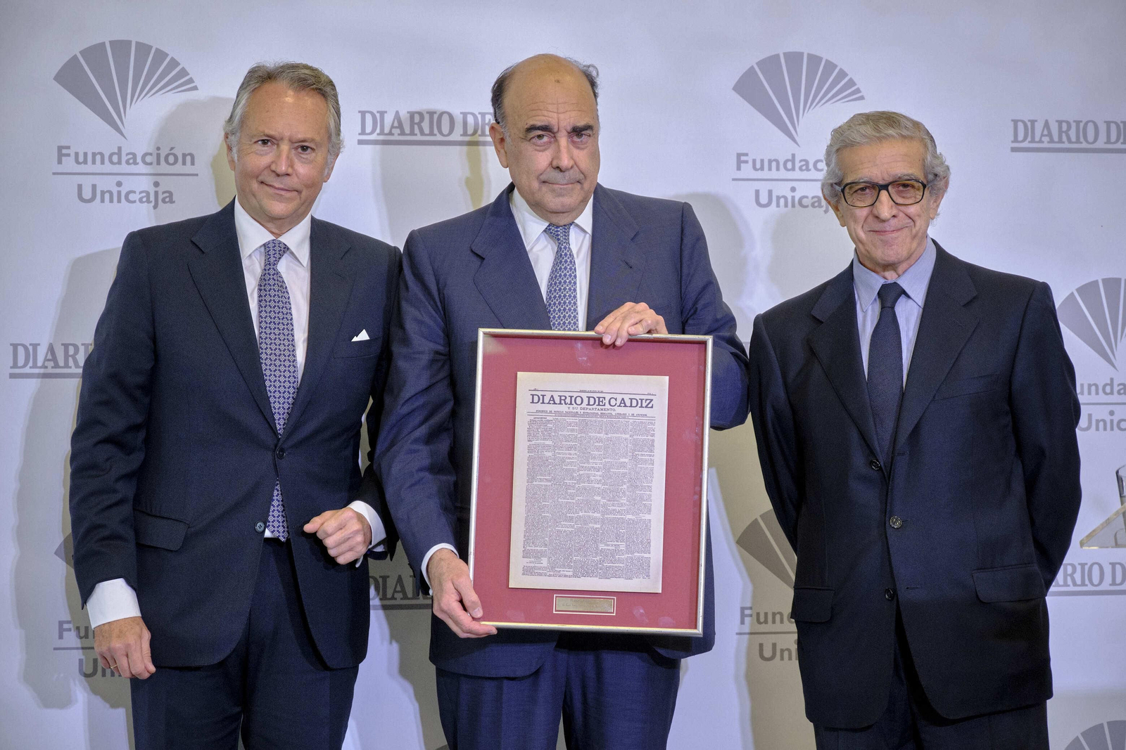 Luis Isasi recibe el premio de manos de José Joly y Braulio Medel.