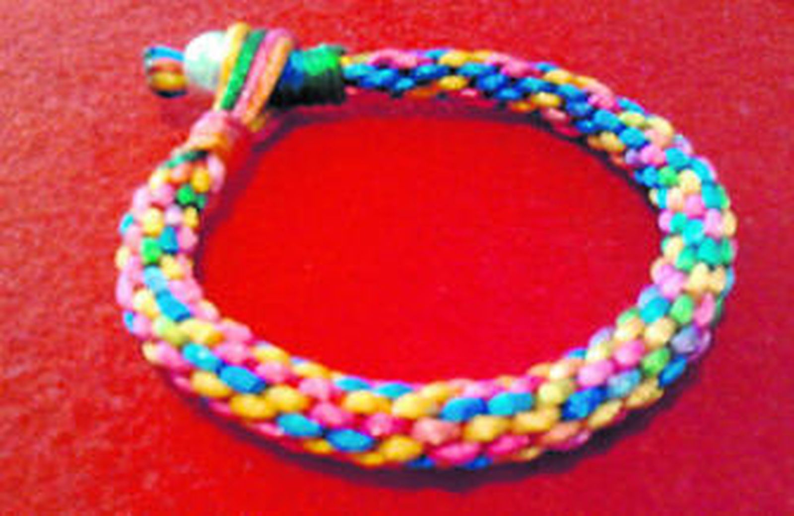 Talleres para todos. Durante los tres días que se celebra la feria Sevilla Crea en Fibes se desarrollará un programa de talleres que incluye 16 propuestas. Crochet, decoración en cerámica, ganchillo, elaboración de adornos navideños, amigurumis o goma Eva son algunas temáticas.