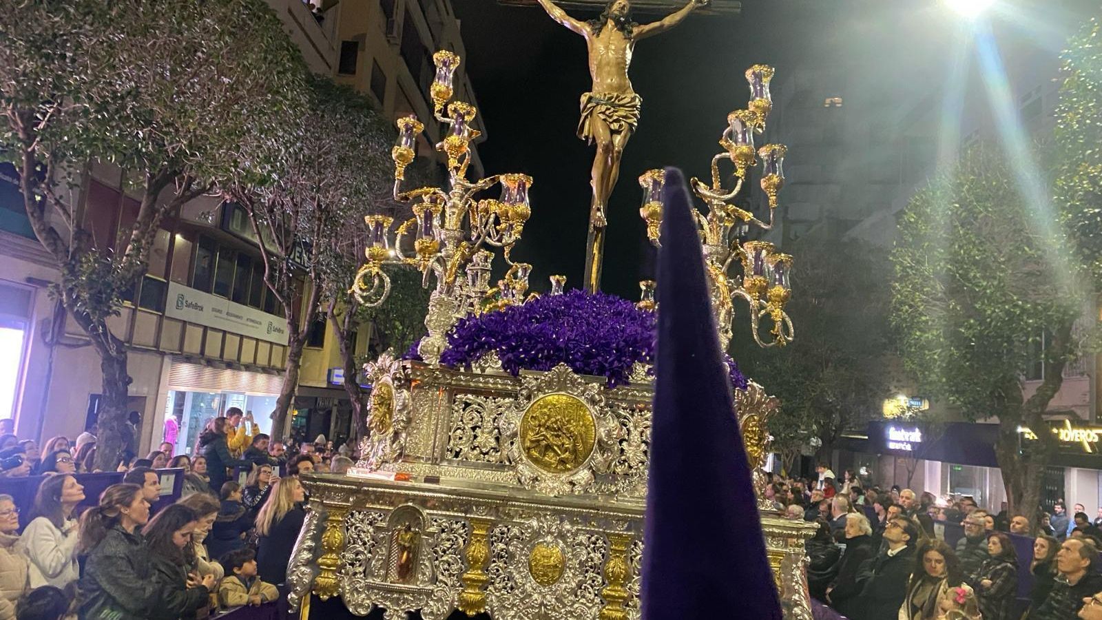 El Cristo de la Expiración avanza por Roldán y Marín