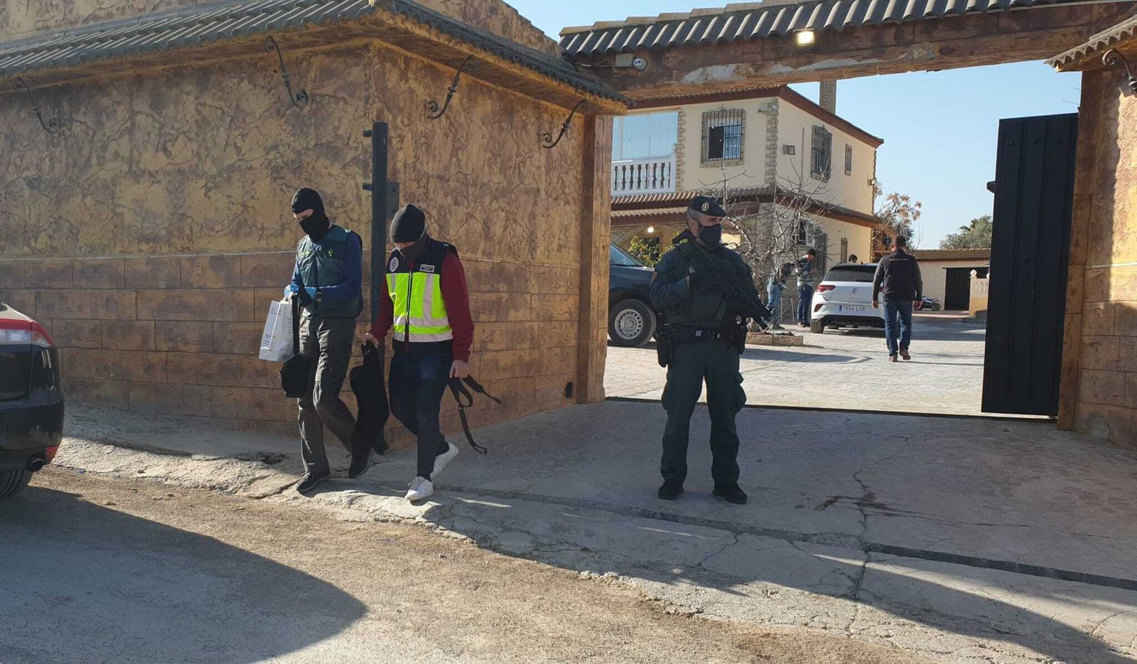 Agentes durante uno de los registros.