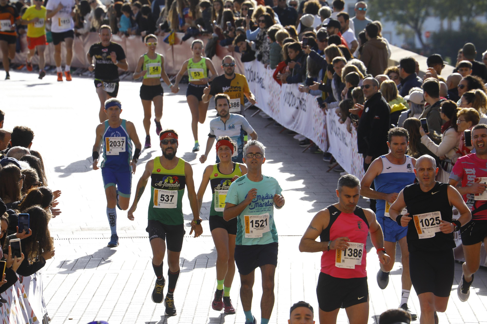 La gloria de cruzar la Puerta del Puente: imágenes de la meta de la 36 Media Maratón de Córdoba