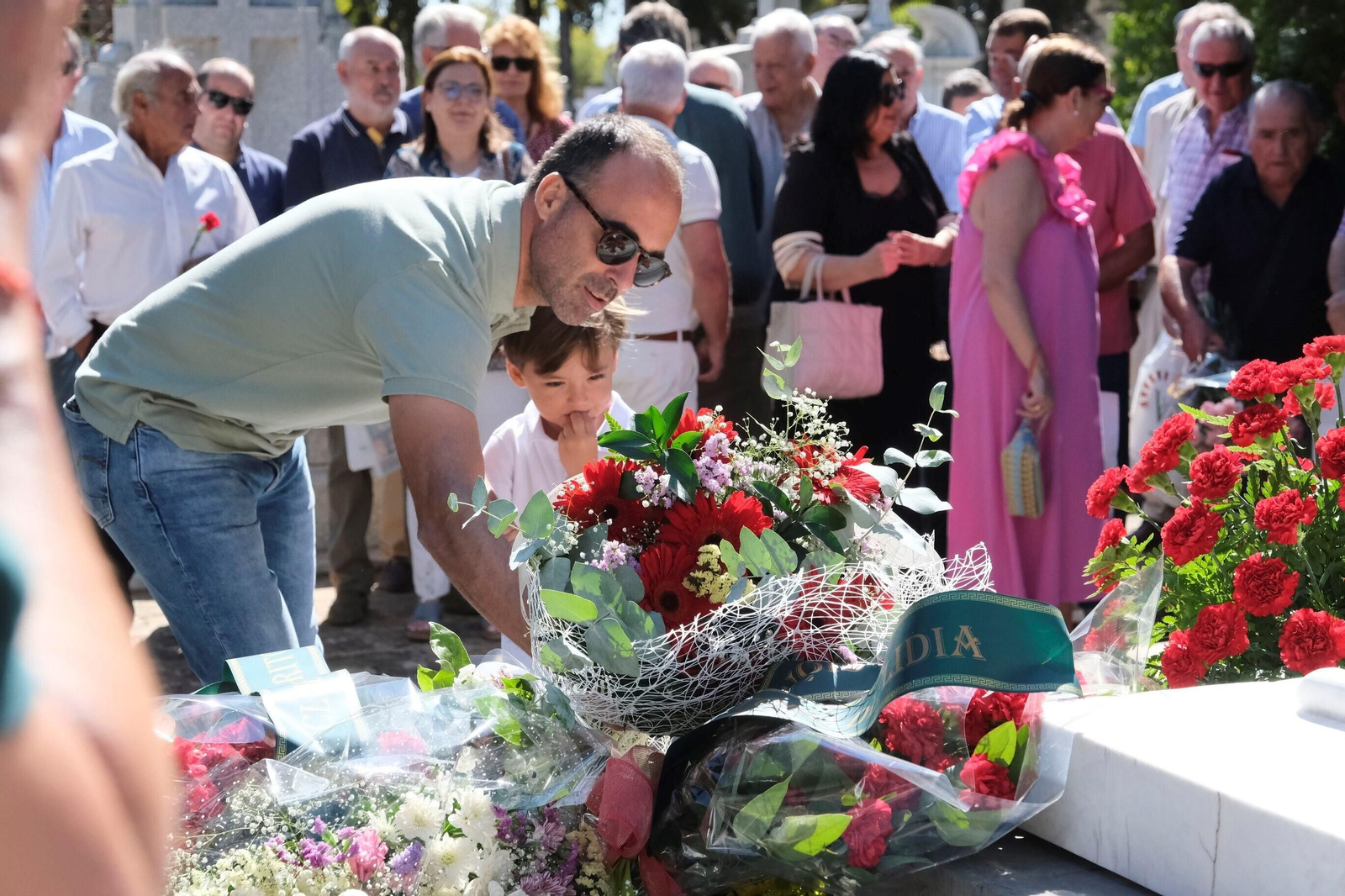 Las fotografías de la ofrenda floral a Manolete en Córdoba: entre claveles rojos y hazañas