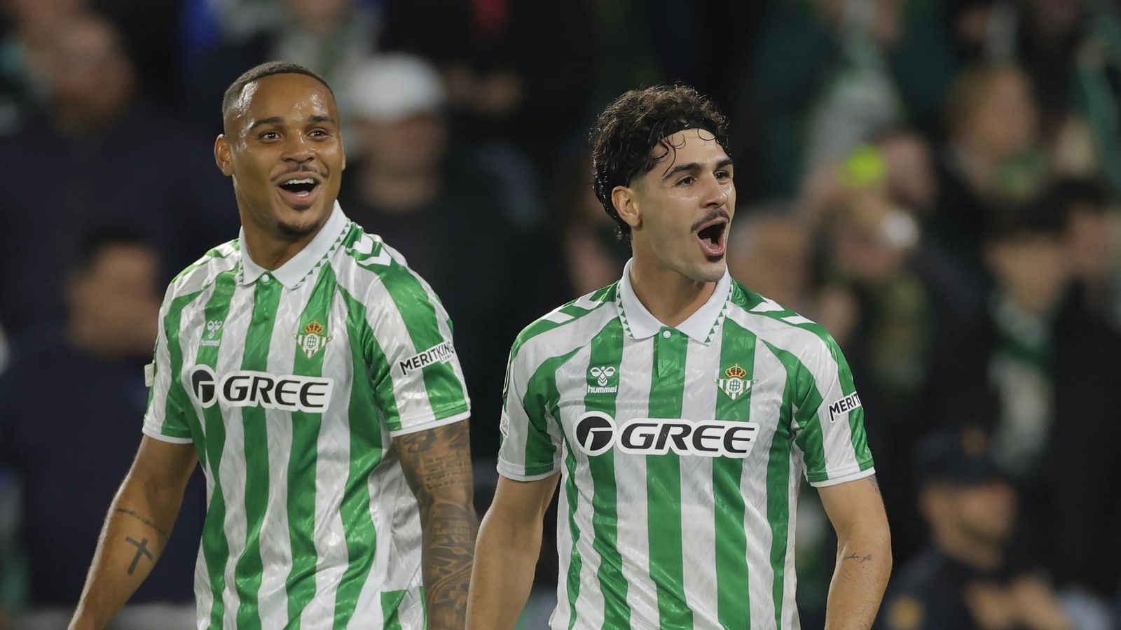 Johnny festeja su gol junto a Natan.