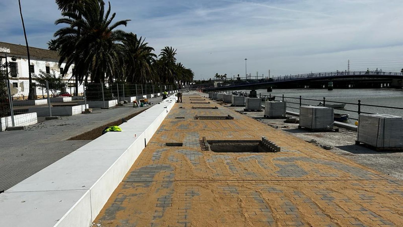 Otra imagen de la instalación de los alcorques durante las obras del paseo fluvial.