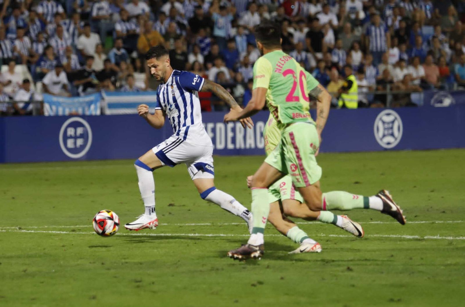 Caye Quintana, se desprende de los rivales, en la jugada del gol.